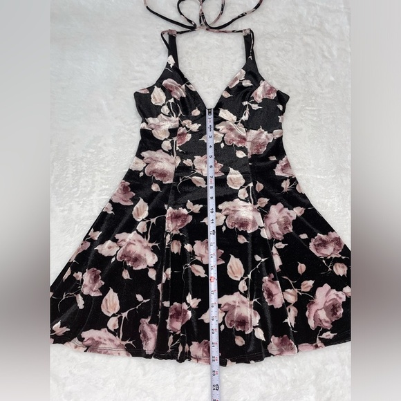 NWOT Ivy & Main Pretty Feminine Flower Velvety Mini Dress Open Back Tie Up Cute​ - Picture 3 of 7